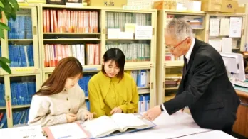 キャリア支援としてサポートを受けている講師と大月短大生