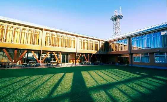 大月短期大学校舎の中庭