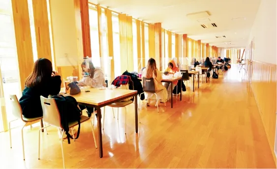 大月短期大学校舎の校舎内