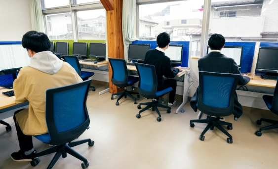 大月短期大学校舎の図書館（コンピュータルーム）