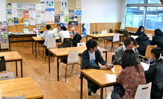 大月短期大学-校舎内-談話室