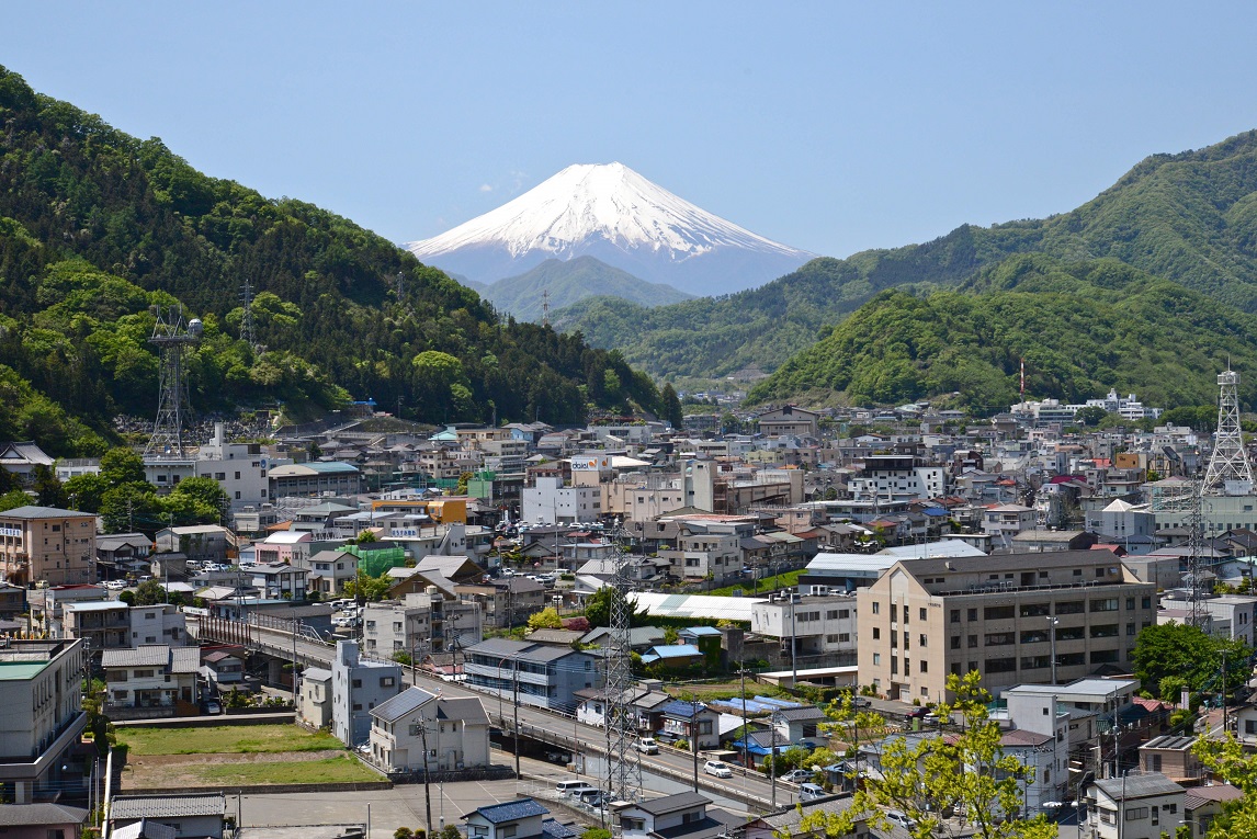 大月の町の様子と富士山