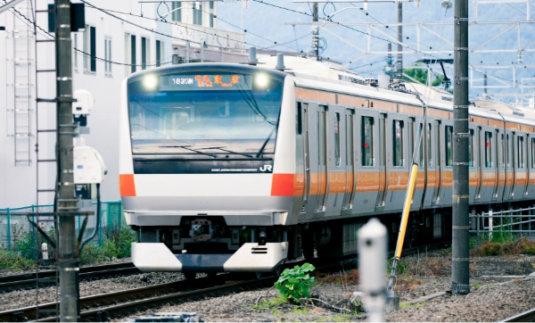 新宿から約1時間。特急停車駅だから、都心も地元も近い！